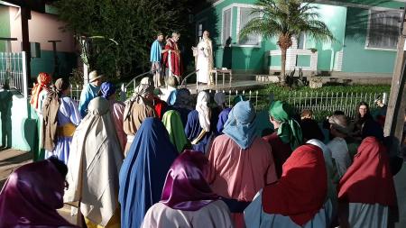 Encenação pelas ruas de Taquari resgata a Morte e Ressurreição de Cristo 