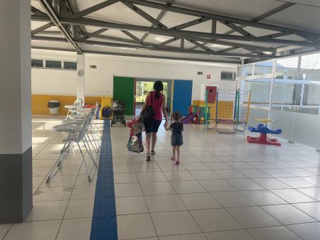Mãe e filha chegando para o primeiro dia de aula da EMEI Carlos Salzano Vieira da Cunha